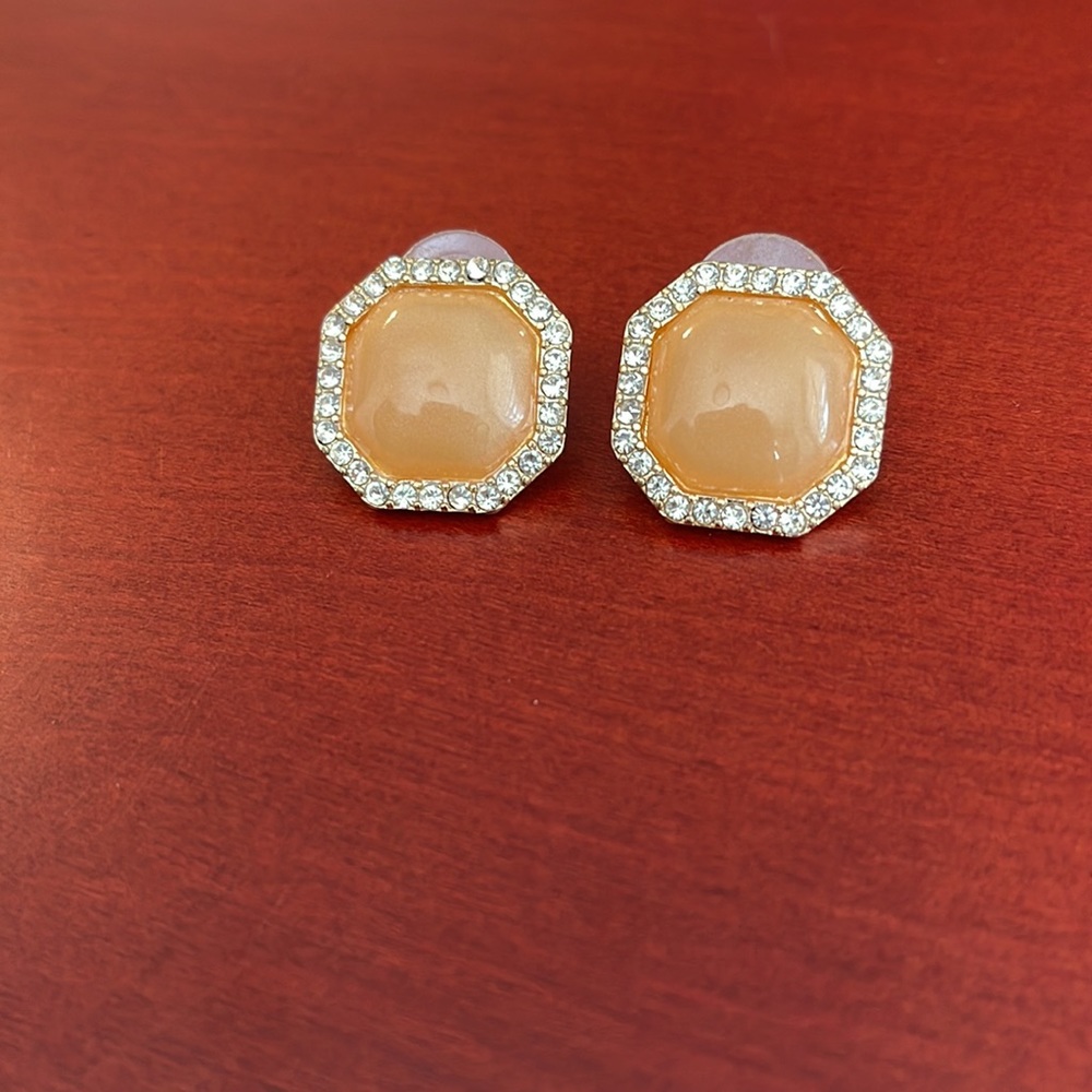 5/$15✨ Peach and rhinestone studs